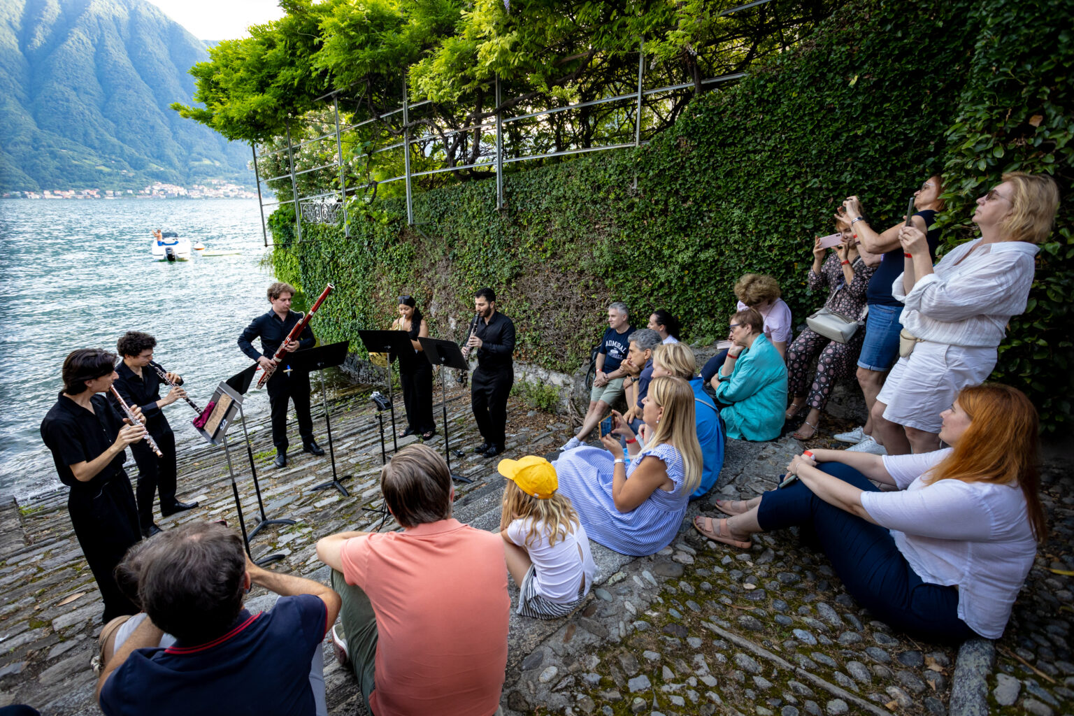 LACMUS Festival 2024
Musical Greenway
Passeggiata musicale lungo un tratto della 

Greenway del Lago di Como

domenica 14 luglio 2024, ore 17:30

Come ogni anno, la nostra Musical Greenway è un percorso sia tra luoghi diversi e affascinanti, sia tra musiche altrettanto diverse. Inizia e finisce nella chiesa di Sant’Eufemia, dove ci accolgono le sonorità ora turgide, ora sottili dell’organo tardo-romantico, associato a una voce di soprano, con trascrizioni da Liszt, Wolf, Reger, Fauré e Nadia Boulanger. Poi ci spostiamo in piazza e incontriamo un gaio quintetto di legni, in altrettanto gaie trascrizioni da Stravinskij e Offenbach, e poi la trasparente e misteriosa Rhapsodie per clarinetto di Debussy. Da qui in poi il viaggio imbocca la via del ritorno: sulle scale del monastero ricompare il quintetto di legni, che di nuovo ci trasporta nell’atmosfera brillante di trascrizioni da Ravel e Gustav Holst, e infine rientriamo a Sant’Eufemia, dove si completa il programma per soprano e organo.

Chiesa di Sant’Eufemia

Danusha Waskiewicz, viola
Eugénie Lefebvre, soprano
Louis-Noël Bestion de Camboulas, organ

Piazza Campidoglio

Alessandro Bennardo, flute
Tommaso Levi, oboe
Tomer Sharoni, clarinet
Ana Cristina Molina Aponte, horn
Samuel Schmid, bassoon

Piazzetta Brenna

Tomer Sharoni, clarinet
Louis Lortie, piano

Scalinata di Villa Monastero