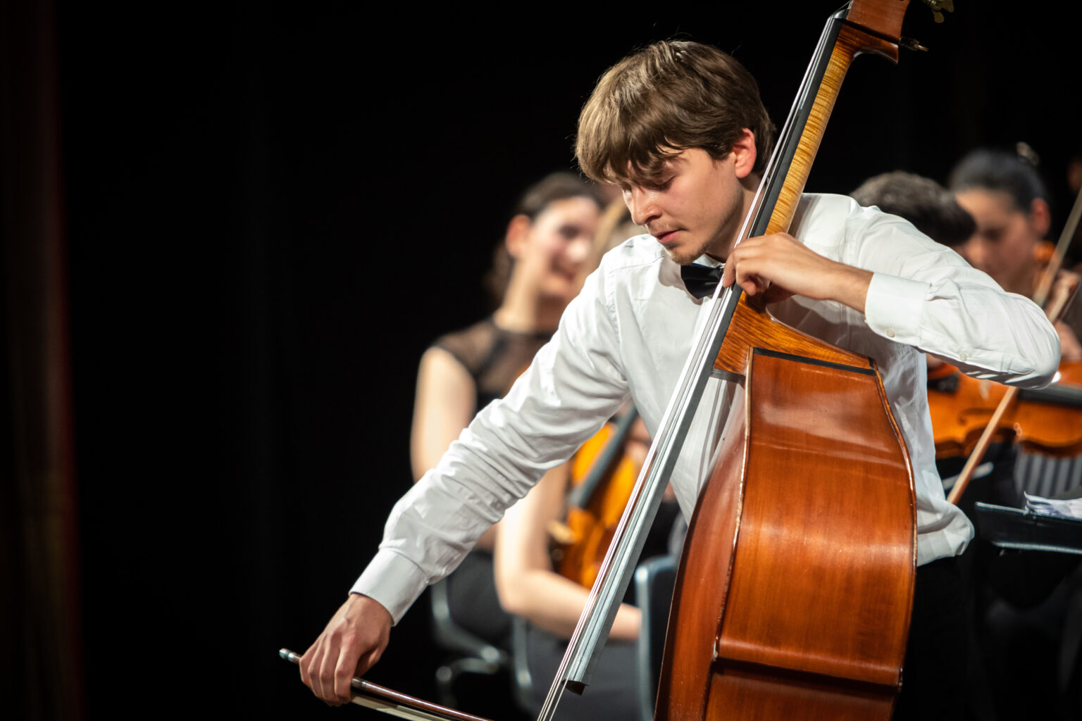 CONCERTO ORCHESTRA SINFONICA DEL CONSERVATORIO CANTELLI
Lunedì 5 giugno ore 21.00 Teatro Coccia

NINO ROTA (1911-1979)
DIVERTIMENTO CONCERTANTE PER CONTRABBASSO E ORCHESTRA

Allegro Maestoso
Alla Marcia Allegramente
Aria – Andante
Finale – Allegro Marcato

Fabrizio Buzzi CONTRABBASSO

JOHANNES BRAHMS (1833-1897)
SINFONIA N. 1 OP. 68 IN DO MINORE

Un poco sostenuto. Allegro
Andante sostenuto
Un poco Allegretto e Grazioso
Finale. Adagio. Più Andante. Allegro non troppo, ma con brio.
Nicola Paszkowski DIRETTORE

Orchestra Sinfonica del Conservatorio “Guido Cantelli” di Novara